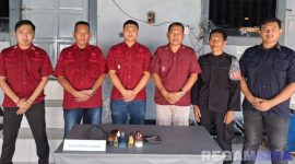 Caption: petugas keamanan Rutan Sampang, tunjukkan barang yang ditemukan hasil penggeledahan di kamar hunian warga binaan, (dok. foto istimewa). 