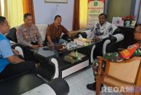 Caption: Petugas PLN UP3 Madura bersinergi bersama TNI-Polri, memantau ke stabilan listrik selama perayaan natal, (dok. foto istimewa). 