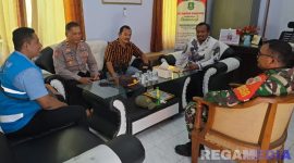 Caption: Petugas PLN UP3 Madura bersinergi bersama TNI-Polri, memantau ke stabilan listrik selama perayaan natal, (dok. foto istimewa). 