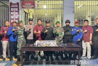 Caption: petugas gabungan tunjukkan hasil penggeledahan di dalam kamar hunian warga binaan Lapas Narkotika Pamekasan, (dok. foto istimewa). 