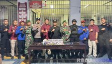 Caption: petugas gabungan tunjukkan hasil penggeledahan di dalam kamar hunian warga binaan Lapas Narkotika Pamekasan, (dok. foto istimewa). 