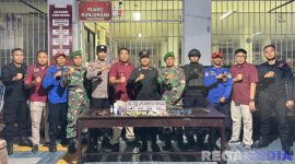 Caption: petugas gabungan tunjukkan hasil penggeledahan di dalam kamar hunian warga binaan Lapas Narkotika Pamekasan, (dok. foto istimewa). 