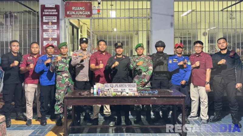 Caption: petugas gabungan tunjukkan hasil penggeledahan di dalam kamar hunian warga binaan Lapas Narkotika Pamekasan, (dok. foto istimewa). 