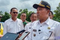 Caption: Bupati Sampang H Slamet Junaidi, diwawancara awak media di sela peninjauan pembangunan jalan poros Kedungdung - Bringkoning, (dok. Harry, Rega Media). 