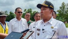 Caption: Bupati Sampang H Slamet Junaidi, diwawancara awak media di sela peninjauan pembangunan jalan poros Kedungdung - Bringkoning, (dok. Harry, Rega Media). 