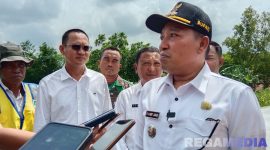 Caption: Bupati Sampang H Slamet Junaidi, diwawancara awak media di sela peninjauan pembangunan jalan poros Kedungdung - Bringkoning, (dok. Harry, Rega Media). 