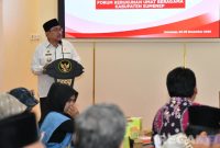Caption: Wabup Sumenep KH Imam Hasyim, sampaikan sambutan dalam acara safari kerukunan di Aula Bappeda, (sumber foto: Sumenep.go.id). 