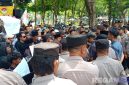 Caption: polisi jaga ketat pengamanan aksi demo Formabes di depan Kantor DPRD Sampang, (dok. Harry, Rega Media). 