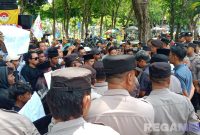Caption: petugas kepolisian siaga pengamanan aksi demo Formabes di depan Kantor DPRD Sampang, (dok. Harry, Rega Media). 