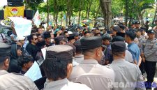 Caption: polisi jaga ketat pengamanan aksi demo Formabes di depan Kantor DPRD Sampang, (dok. Harry, Rega Media). 