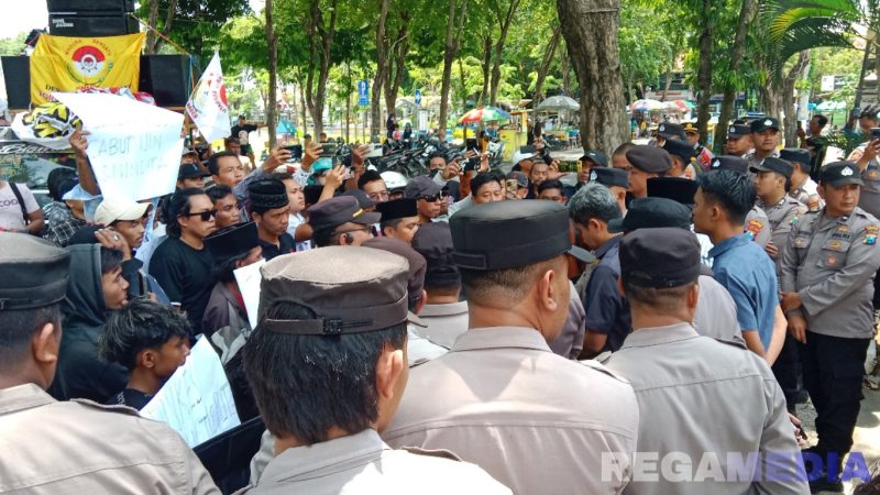 Caption: petugas kepolisian siaga pengamanan aksi demo Formabes di depan Kantor DPRD Sampang, (dok. Harry, Rega Media). 