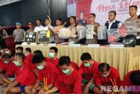 Caption: konferensi pers, Polres Sampang tunjukkan barang bukti serta tersangka kasus kriminal dan narkoba, (dok. Harry, Rega Media). 