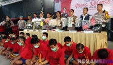 Caption: konferensi pers, Polres Sampang tunjukkan barang bukti serta tersangka kasus kriminal dan narkoba, (dok. Harry, Rega Media). 