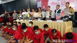 Caption: konferensi pers, Polres Sampang tunjukkan barang bukti serta tersangka kasus kriminal dan narkoba, (dok. Harry, Rega Media). 