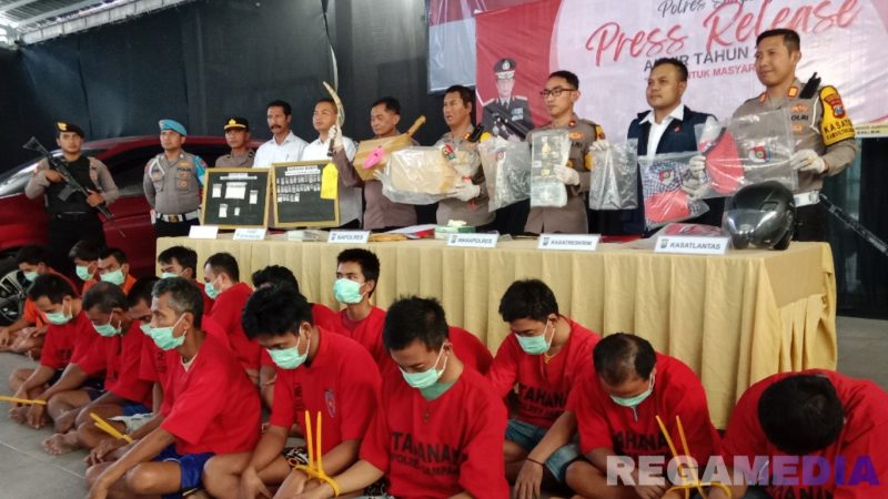 Caption: konferensi pers, Polres Sampang tunjukkan barang bukti serta tersangka kasus kriminal dan narkoba, (dok. Harry, Rega Media). 