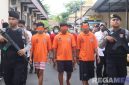 Caption: para tersangka kasus penyalahgunaan narkoba dikawal ketat anggota Polres Sampang bersenjata laras panjang, (dok. Harry, Rega Media). 