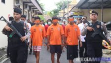 Caption: para tersangka kasus penyalahgunaan narkoba dikawal ketat anggota Polres Sampang bersenjata laras panjang, (dok. Harry, Rega Media). 