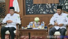 Caption: Bupati Pamekasan KH Kholilurrahman dan Wakil Bupati Pamekasan Sukriyanto, di Peringgitan Pendopo Ronggosukowati, (dok. foto istimewa). 