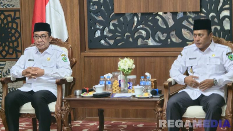 Caption: Bupati Pamekasan KH Kholilurrahman dan Wakil Bupati Pamekasan Sukriyanto, di Peringgitan Pendopo Ronggosukowati, (dok. foto istimewa). 