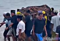 Caption: potongan rekaman video amatir, saat jenazah Liman nelayan Camplong dievakuasi dari kapal ke rumah duka, (dok. Harry, Rega Media). 