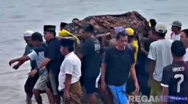 Caption: potongan rekaman video amatir, saat jenazah Liman nelayan Camplong dievakuasi dari kapal ke rumah duka, (dok. Harry, Rega Media). 