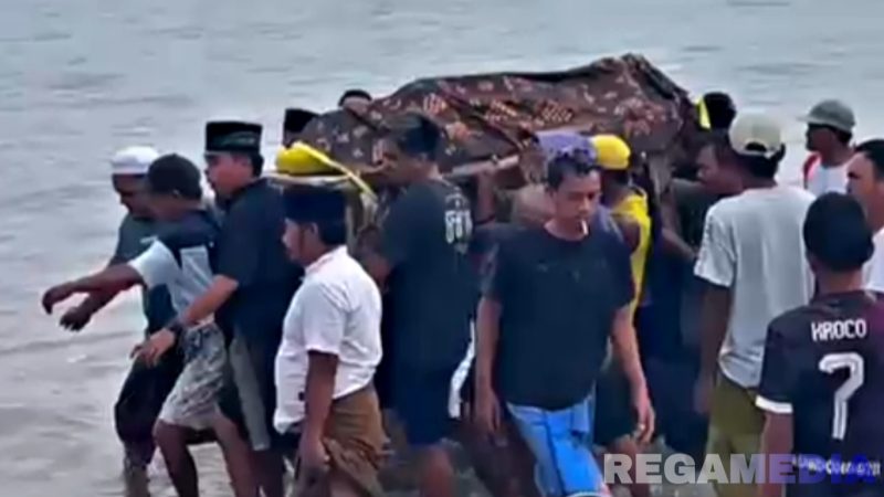 Caption: potongan rekaman video amatir, saat jenazah Liman nelayan Camplong dievakuasi dari kapal ke rumah duka, (dok. Harry, Rega Media). 
