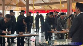 Caption: penandatanganan SK Bupati Bangkalan tentang rotasi jabatan pejabat strategis Pemkab Bangkalan, (dok. Syafin, Rega Media). 