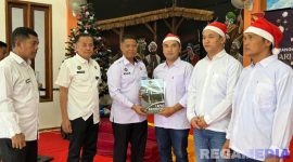 Caption: Kalapas Narkotika Pamekasan Kusnan, menyerahkan langsung SK remisi khusus kepada warga binaan di momen hari raya natal, (dok. foto istimewa). 