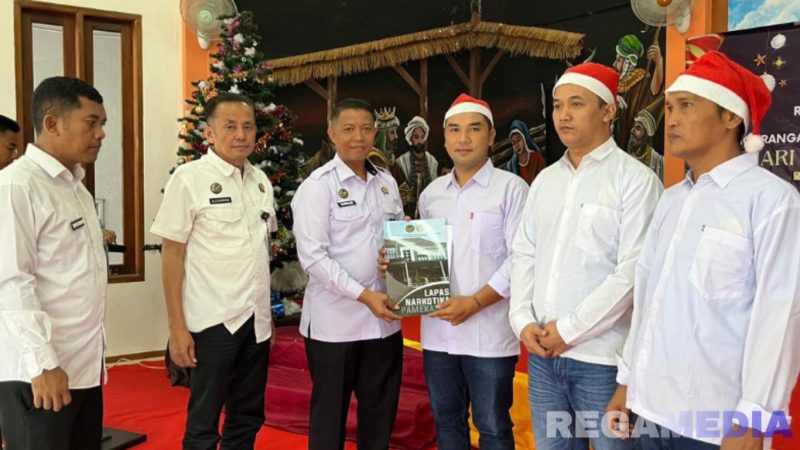 Caption: Kalapas Narkotika Pamekasan Kusnan, menyerahkan langsung SK remisi khusus kepada warga binaan di momen hari raya natal, (dok. foto istimewa). 