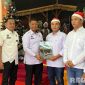 Caption: Kalapas Narkotika Pamekasan Kusnan, menyerahkan langsung SK remisi khusus kepada warga binaan di momen hari raya natal, (dok. foto istimewa). 