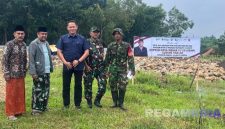 Caption : Komandan Kodim 0828 Sampang Letkol Czi Dika Catur Yanuar Anwar saat meninjau lokasi KDMP Gunung Rancak (dok.regamedianews)