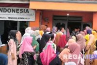 Caption : Suasana saat penyaluran BLTS 