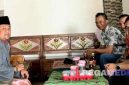 Caption : Kepala ULP PLN Ketapang Pujianto (rompi biru) saat silaturahmi dikediaman tokoh masyarakat Gunung Rancak (dok.regamedianews)