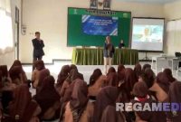 Caption: Mahasiswa UTM saat mengisi acara di SMAN 4 Bangkalan (foto istimewa)