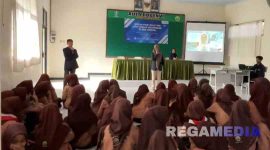 Caption: Mahasiswa UTM saat mengisi acara di SMAN 4 Bangkalan (foto istimewa)