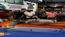 Caption: tampak polisi tidak berseragam bersama warga, mengevakuasi terduga pelaku pencurian ke UGD RSUD dr.Mohammad Zyn Sampang, (dok. foto istimewa). 