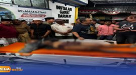 Caption: tampak polisi tidak berseragam bersama warga, mengevakuasi terduga pelaku pencurian ke UGD RSUD dr.Mohammad Zyn Sampang, (dok. foto istimewa). 