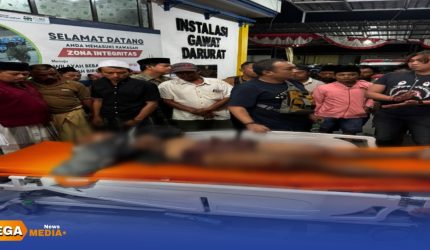 Anggota Resmob Polres Sampang bersama warga mengevakuasi pelaku ke rumah sakit.