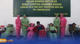 Caption: anggota Persit Kodim 0827 Sumenep bersama Bhayangkari Polres Sumenep saat donor darah, (sumber foto. Media Center Sumenep). 