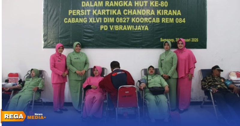 Caption: anggota Persit Kodim 0827 Sumenep bersama Bhayangkari Polres Sumenep saat donor darah, (sumber foto. Media Center Sumenep). 