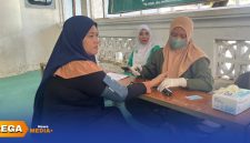 Caption: petugas kesehatan tengah memberikan pelayanan cek kesehatan kepada warga, dalam kegiatan CKG yang digelar PCNU Sampang, (dok. foto istimewa). 