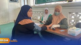 Caption: petugas kesehatan tengah memberikan pelayanan cek kesehatan kepada warga, dalam kegiatan CKG yang digelar PCNU Sampang, (dok. foto istimewa). 