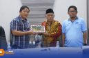 Caption: Wakil Ketua DPRD Tulungangung pose dengan pihak Diskominfo Bangkalan usai agenda studi banding, (sumber foto: laman resmi Pemkab Bangkalan). 