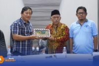 Caption: Wakil Ketua DPRD Tulungagung pose dengan pihak Diskominfo Bangkalan usai agenda studi banding, (sumber foto: laman resmi Pemkab Bangkalan). 