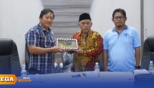 Caption: Wakil Ketua DPRD Tulungangung pose dengan pihak Diskominfo Bangkalan usai agenda studi banding, (sumber foto: laman resmi Pemkab Bangkalan). 