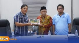 Caption: Wakil Ketua DPRD Tulungagung pose dengan pihak Diskominfo Bangkalan usai agenda studi banding, (sumber foto: laman resmi Pemkab Bangkalan). 