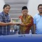 Caption: Wakil Ketua DPRD Tulungagung pose dengan pihak Diskominfo Bangkalan usai agenda studi banding, (sumber foto: laman resmi Pemkab Bangkalan). 