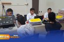 Caption: dua pelaku curanmor inisial AA dan ZA tengah diperiksa penyidik Satreskrim, (sumber foto: Humas Polres Sampang). 