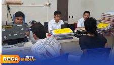 Caption: dua pelaku curanmor inisial AA dan ZA tengah diperiksa penyidik Satreskrim, (sumber foto: Humas Polres Sampang). 