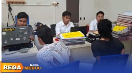 Caption: dua pelaku curanmor inisial AA dan ZA tengah diperiksa penyidik Satreskrim, (sumber foto: Humas Polres Sampang). 